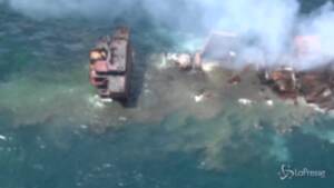 Sri Lanka, rischio disastro ambientale per la nave in fiamme