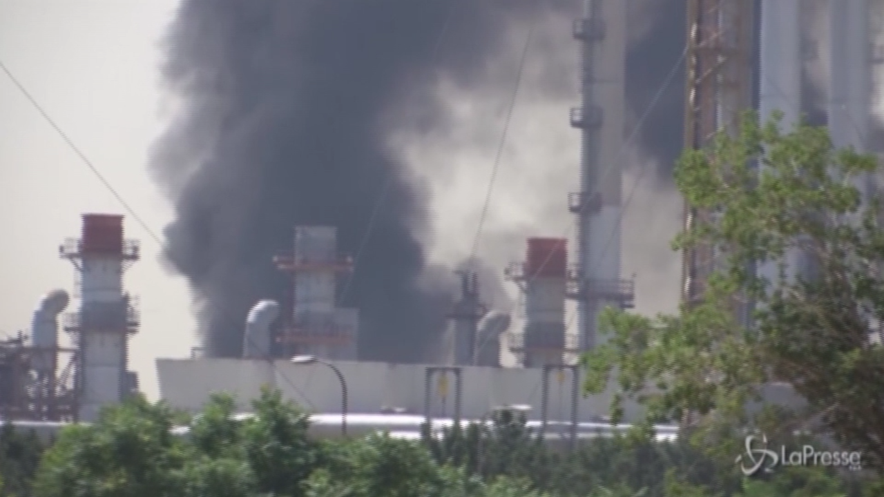 Iran, esplosioni a Bandar Abbas e Ahvaz: 6 morti. Fumo a Teheran. Mistero sulle cause Iran, esplosioni a Bandar Abbas e Ahvaz: 6 morti. Fumo a Teheran. Mistero sulle cause