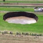 Messico: gigantesca buca minaccia di inghiottire una casa