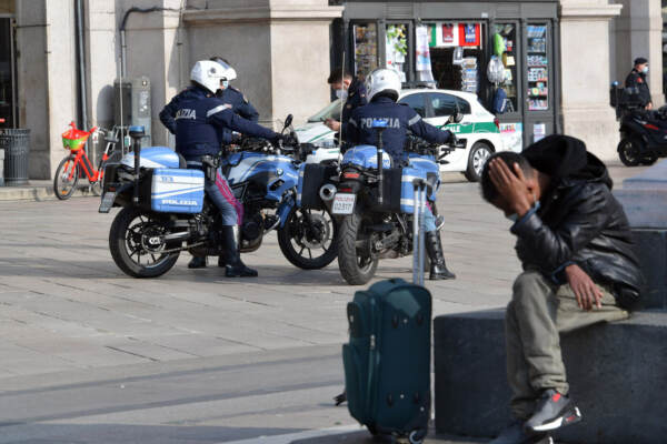 Milano si sveglia in lockdown, la città deserta