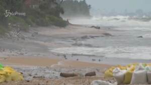 Sri Lanka, spiagge quasi pulite ma resta l’allarme ambientale per la nave affondata