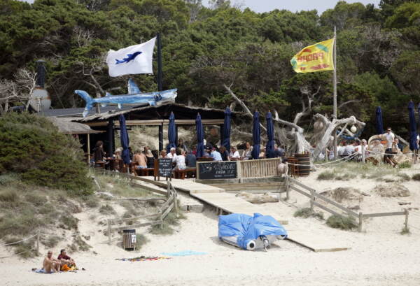 Spagna, due italiani feriti con colpi di arma da fuoco a Ibiza: uno è grave