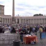Ambulanti in piazza San Pietro: “Siamo arrivati dal Papa”