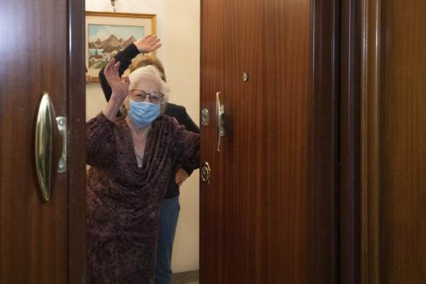 Covid, in Italia vaccini a domicilio per gli anziani costretti a casa