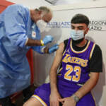 Vaccini, Moderna chiede all’Ema l’autorizzazione per l’uso sugli adolescenti