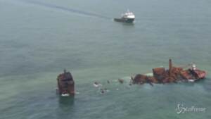 Sri Lanka, i sommozzatori tra la marea nera della portacontainer andata a fuoco