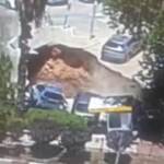 Gerusalemme, voragine in un parcheggio: le auto inghiottite nel crollo