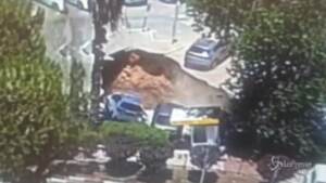 Gerusalemme, voragine in un parcheggio: le auto inghiottite nel crollo