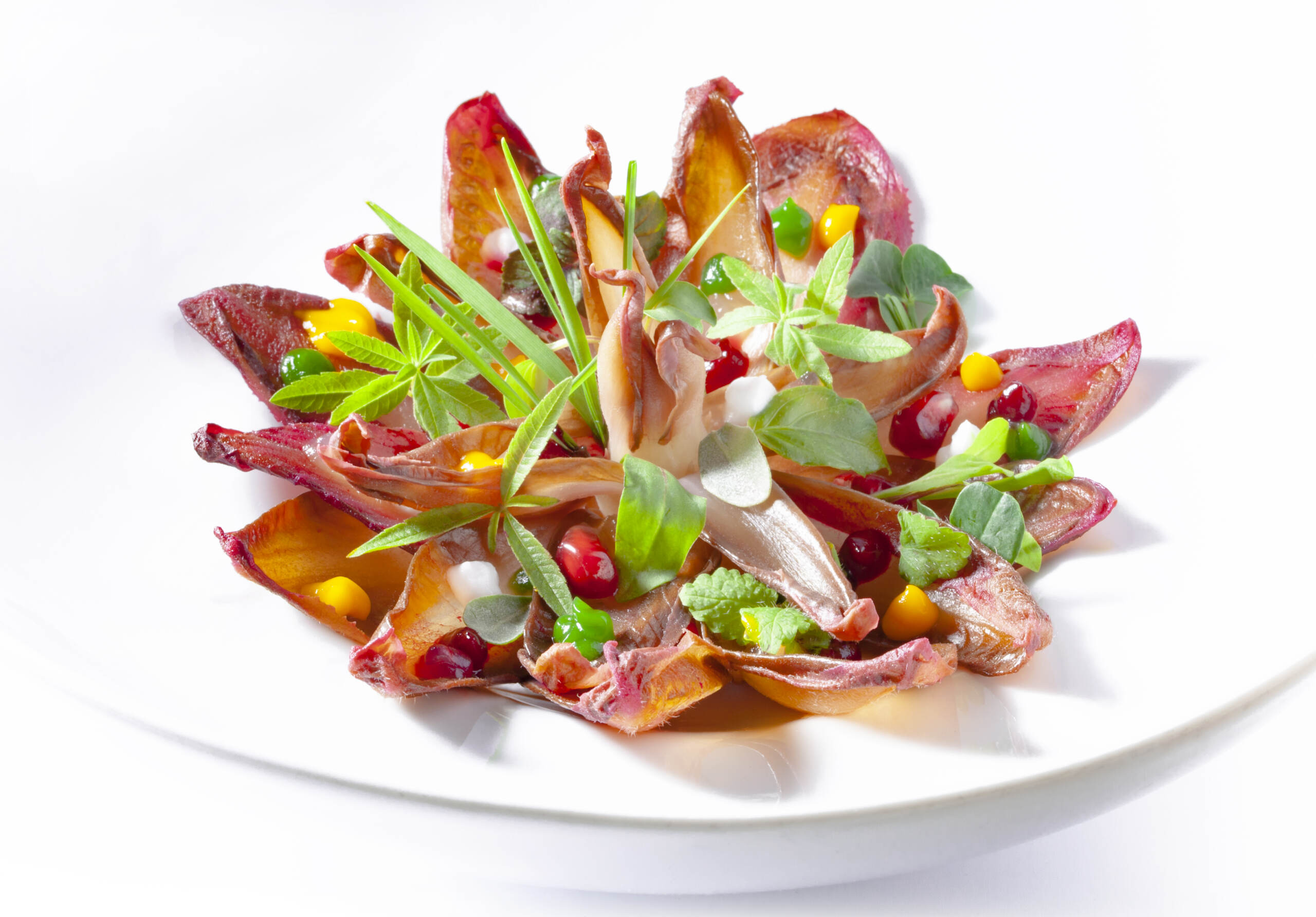 La ricetta di chef Heinz Beck: cicoria rossa con melograno e barbabietola