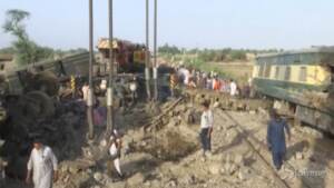 Incidente ferroviario in Pakistan, continua la rimozione delle macerie