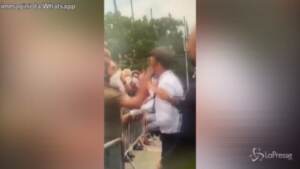 Francia: Macron preso a schiaffi, il video dell’aggressione