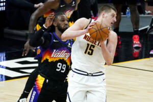 Playoff Nba, Brooklyn sul 2-0 contro Milwaukee, Phoenix schianta Denver