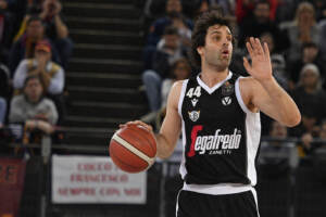 Basket, nelle finali scudetto la Virtus batte l'Olimpia e va sul 2-0