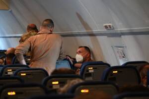 Soldati su aereo fermo