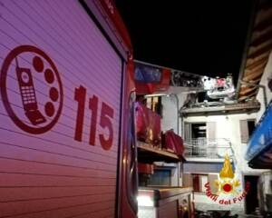 Sant’Ambrogio: i Vigili del Fuoco hanno lavorato fino a tardi per spegnere l’incendio del tetto di una casa ai Bertassi