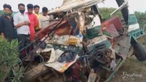 India, scontro tra bus e furgone: 17 morti