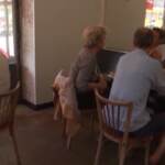 Francia, riaprono bar e ristoranti anche al chiuso