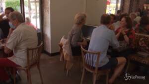 Francia, riaprono bar e ristoranti anche al chiuso