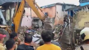 India, crolla palazzo dopo forti piogge a Mumbai: 11 morti