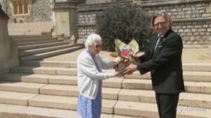 La Regina pianta una rosa per i 100 anni di Filippo