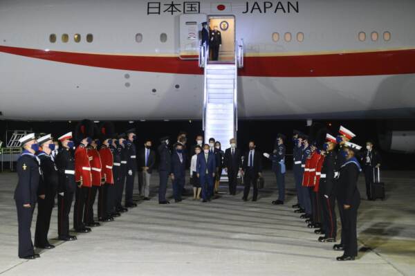 Primo Ministro Gippone Yoshihide Suga arriva in Inghilterra per il G7