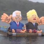 G7, al largo della Cornovaglia gonfiabili di Biden e Johnson: il flash mob di ‘Crack the Crises’