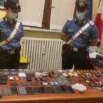 Dipendente rubava al centro Amazon: orologi e smartphone incollati con nastro isolante al corpo