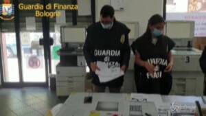 La guardia di finanza con alcuni testi in mano