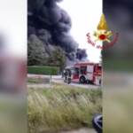 Torino, maxi incendio in azienda di bombolette: esplosioni e scoppi