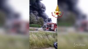 Torino, maxi incendio in azienda di bombolette: esplosioni e scoppi