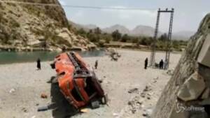 Pakistan, autobus si ribalta e precipita in un burrone: almeno 20 morti e 50 feriti