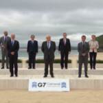 G7, la foto di gruppo dei leader mondiali sulle spiagge della Cornovaglia