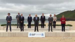 G7, la foto di gruppo dei leader mondiali sulle spiagge della Cornovaglia