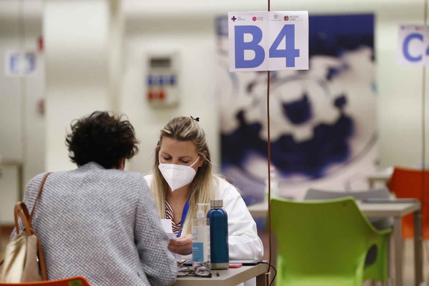 Lombardia, vaccinazioni anti Covid: sospesi richiami con dosi ‘eterologhe’