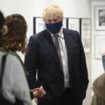 Covid, timori per variante Delta: Johnson ipotizza rinvio riaperture