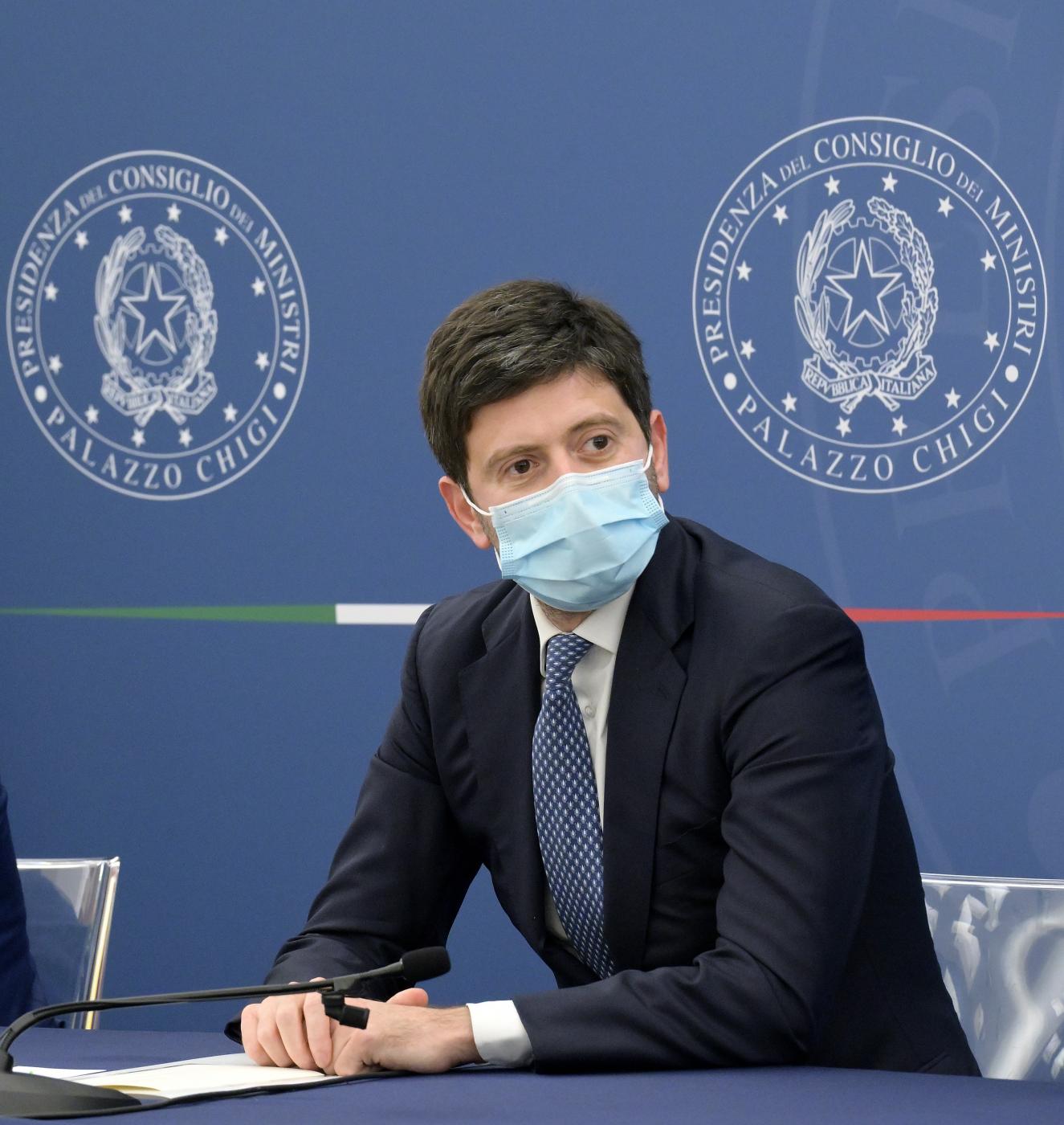 Vaccini, Speranza: “Su AstraZeneca messaggio chiaro, le regioni devono allinearsi”