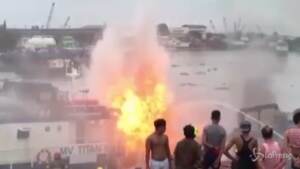 Filippine, nave cargo si incendia ed esplode: diversi i feriti