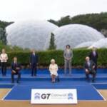 G7, la battuta della Regina Elisabetta durante la foto di gruppo: “Dovremmo sembrare divertiti?”