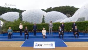 G7, la battuta della Regina Elisabetta durante la foto di gruppo: “Dovremmo sembrare divertiti?”