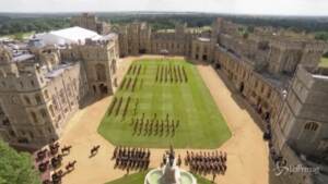 La Regina festeggia il compleanno, a Windsor la cerimonia che sostituisce la tradizionale parata