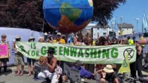 G7, protesta ambientalista davanti al media center