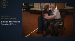 La foto di Ap che ritrae due anziani che si baciano che ha vinto il Pulitzer 
