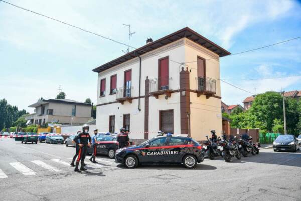 Milano, 55enne accoltellato in auto: al vaglio posizione della moglie