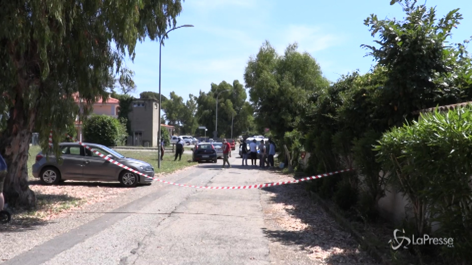 Roma, Sparatoria in strada ad Ardea: morti un anziano e due bambini. L’omicida si è suicidato Roma, Sparatoria in strada ad Ardea: morti un anziano e due bambini. L’omicida si è suicidato
