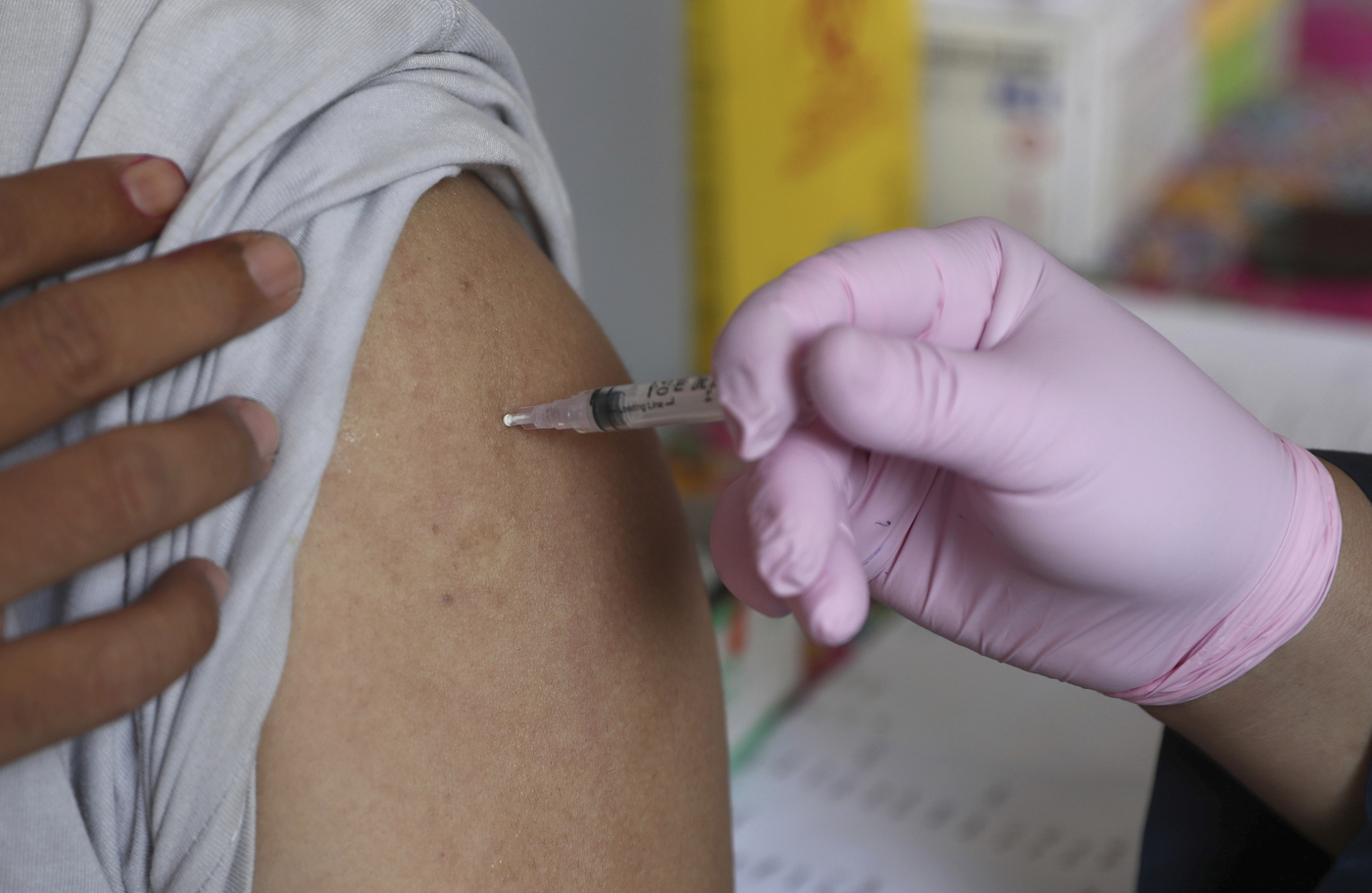 Vaccini, Ema: “Troppo presto per dire se servirà la terza dose”
