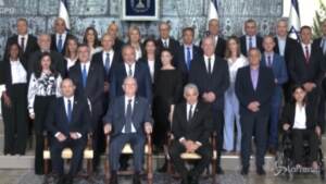 Israele, la foto di rito del nuovo governo