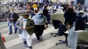 Saman Abbas, il video dei genitori a Malpensa in fuga verso il Pakistan