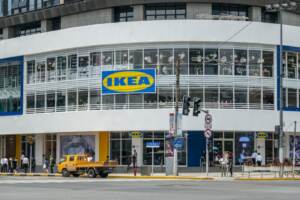 La gente fa la fila per entrare all' IKEA nel giorno della sua apertura a Shanghai
