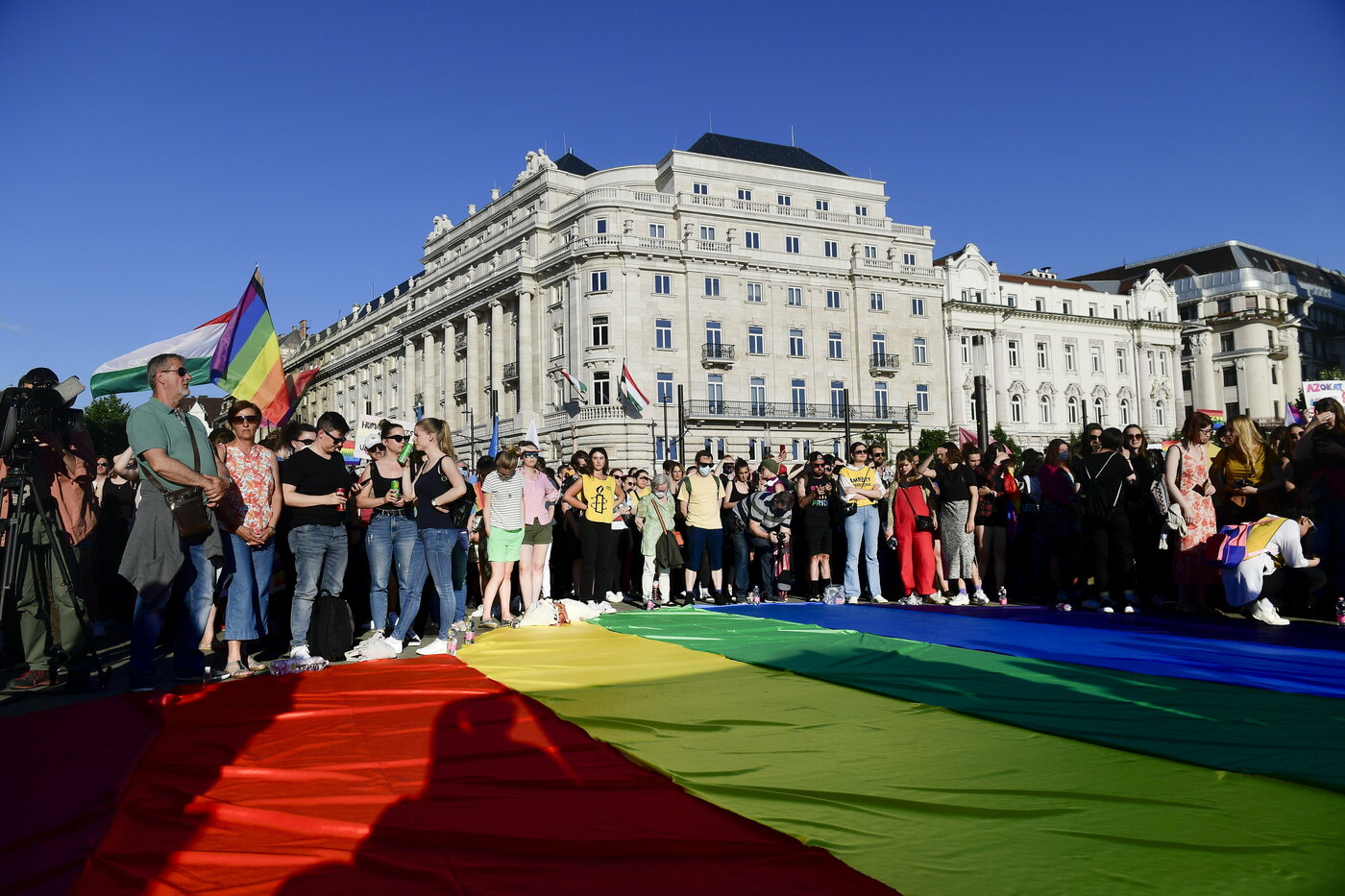Ungheria, nuovo giro vite su diritti Lgbt+: tema vietato a scuola