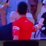 Roland Garros, Djokovic gli regala la racchetta: il piccolo tifoso impazzisce di gioia